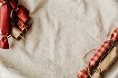 Noel zamanı. Masaya paketlenmiş şeker.