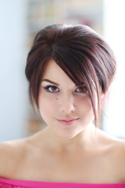 Güzel yüzlü güzel kız.