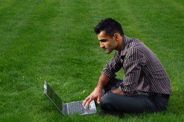 Gülümseyen genç ve çekici iş adamı