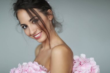 Güzel vücutlu güzel bir kadın.