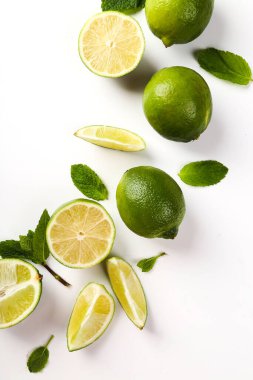 Citrus, ekşi. Masada limon var.