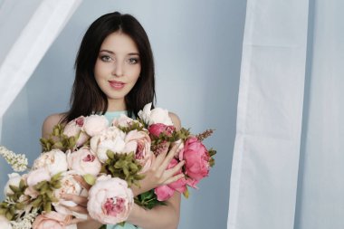 Güzel buketi olan tatlı bir kadın.