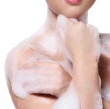 Sabun köpüğü, çamaşır, beyaz arka planda bir kadın.