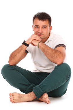 Beyaz arka planda izole edilmiş genç yakışıklı adamın stüdyo portresi.