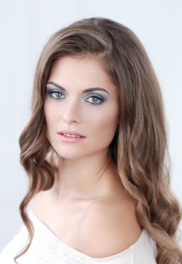 Gri arka planda güzel bir kadın