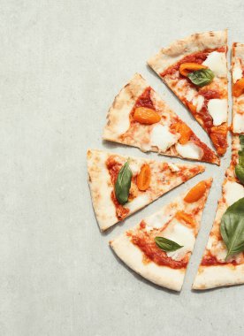 Yiyecekler. Masada pizza var.