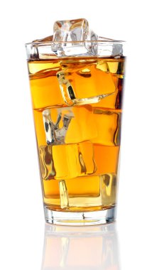 Buzlu, ferahlatıcı bir bardak elma suyu.