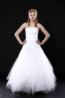 siyah arka plan üzerine genç ve güzel gelini