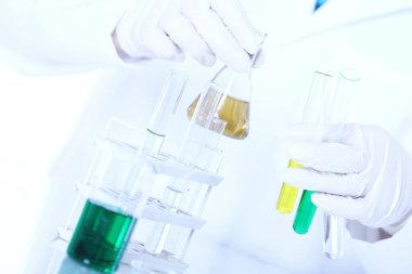 Laboratuvarda bilimsel bir araştırma.