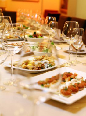 Restoran servisi ve atıştırmalıklarla dolu bir ziyafet masası.