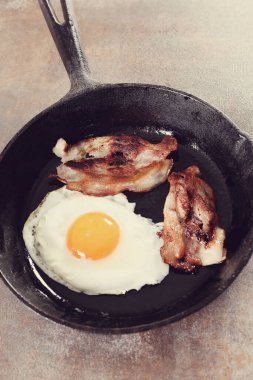 Kahvaltıda. Jambonlu sahanda yumurta.