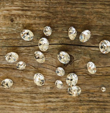 Mücevherler. Tahta masada birkaç kristal var.