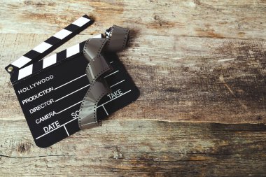 Sinematografi. Ahşap masada antika bant.