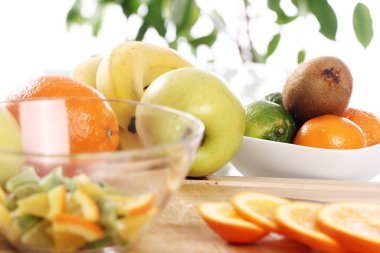 Mutfak masasında farklı taze meyveler var.