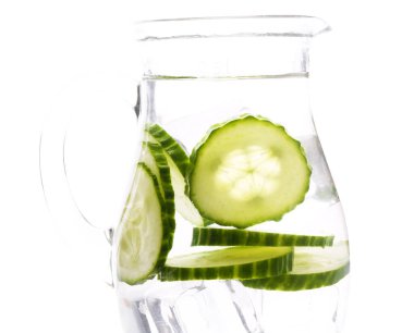 Beyaz arka planda içecek tazeleyici