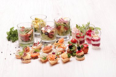 Masada çeşitli atıştırmalıklar var.