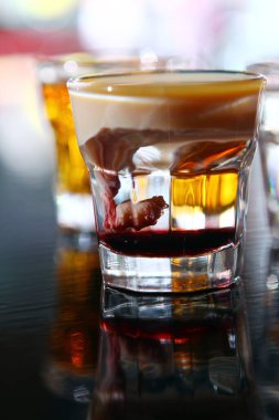 Barda, cam bir masanın üzerinde çeşitli pozlar. 