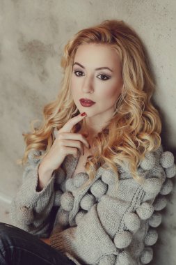 Tuhaf elbiseli muhteşem bir kadın.