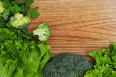 Masada sağlıklı sebzeler var.