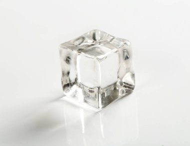 Donmuş su. Masada buz var.