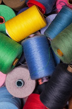 Çeşitli renk iplik rulolarının yakın plan resmi