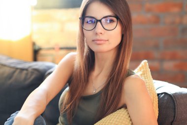 Yaşam tarzı ve dinlenme. Evdeki kız.