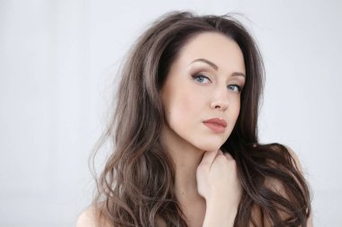 Beyaz arka planda güzel bir kadın.