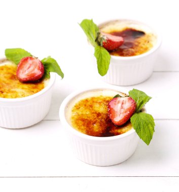 Tatlı. Masada nefis krem brulee