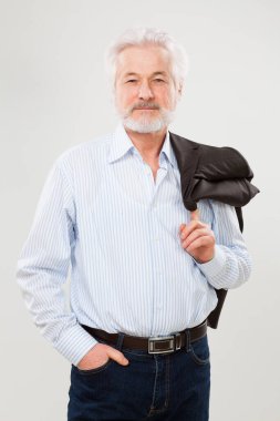 Beyaz arka plan üzerinde izole sakallı yakışıklı yaşlı adam