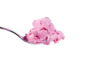 Beyaz arka planda çilekli dondurma.