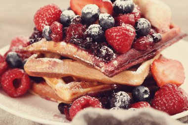 Yiyecekler. Meyveli lezzetli waffle.