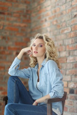 Mavi gözleri ve kıvırcık saç modeli ile güzel kız