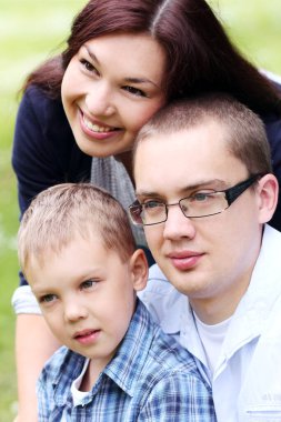 parkta genç ve mutlu aile