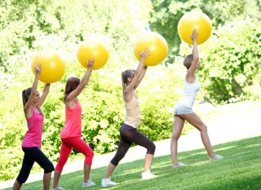 Bir grup Kafkas genci parkta çalışıyor.