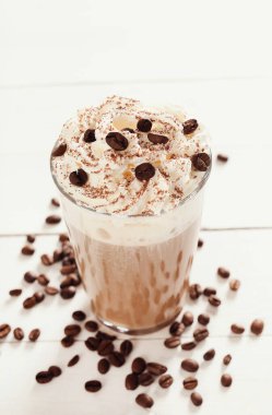 İçelim. Masada kahve frappe 'ı var.