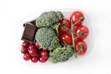 Sağlıklı yiyecekler. Beslenme çantası masanın üstünde.