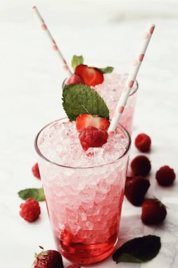 Masada taze bir kokteyl.