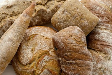 Yiyecekler. Ekmek masada.