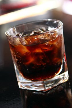 Bar masasında bir bardak soğuk viski.