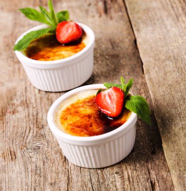 Tatlı. Masada nefis krem brulee