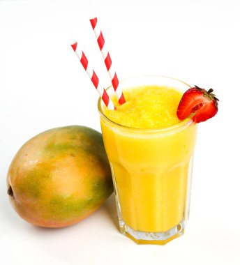 İçelim. Masada nefis bir meyve suyu var.