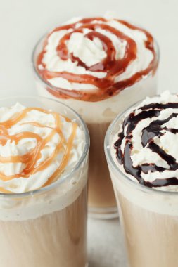 İçelim. Masada kahve frappe 'ı var.