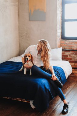 En iyi arkadaşı ile güzel kadın