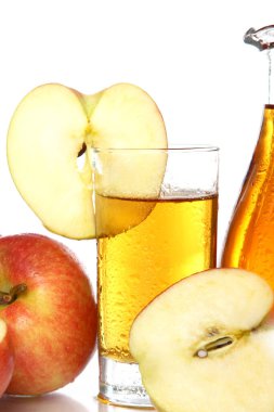 Beyaz arka planda taze ve soğuk elma suyu