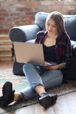 Çalışma ve eğitim. Dizüstü bilgisayar ile kız ev ödevi yok