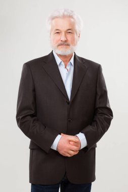 Beyaz arka plan üzerinde izole sakallı yakışıklı yaşlı adam