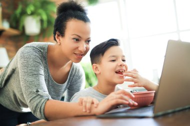 Evde oğlu olan sevgi dolu bir anne.