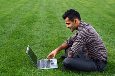 Gülümseyen genç ve çekici iş adamı