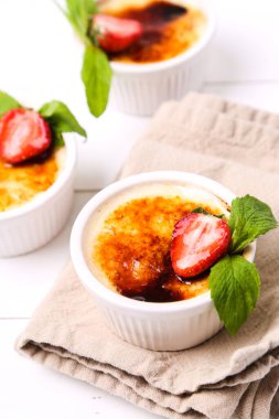 Tatlı. Masada nefis krem brulee