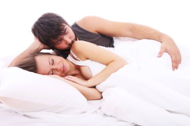 adam yatakta sevgilisi omzunu öpüyor